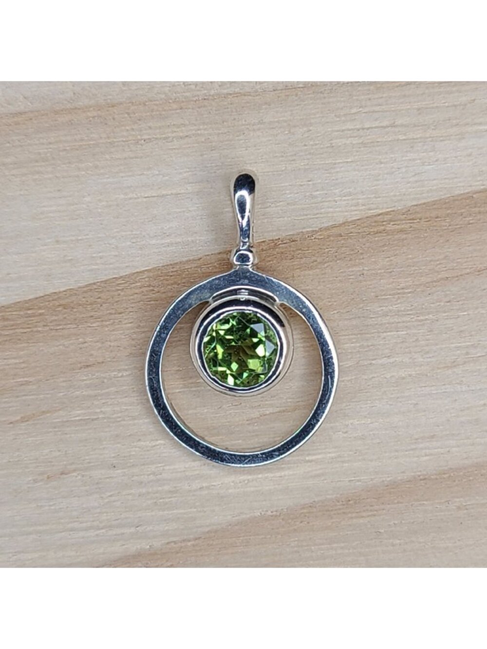 Sterling Silver Circle Pendant With Green Gemstone Accent Vintage .75" - Picture 1 of 6